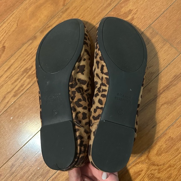 Amazon Essentials Women’s Cheetah Print Flats - Picture 4 of 5